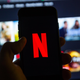 Imagen para el artículo titulado Netflix da marcha atrás: ya no cobrará por usar tu cuenta en varias casas